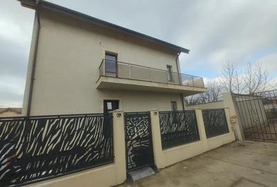 Casă cu 4 camere cu Canalizare în Central - 1