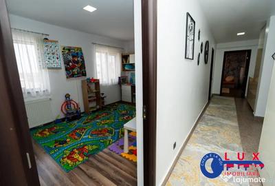 Apartament cu 3 camere decomandat în C5 - 9