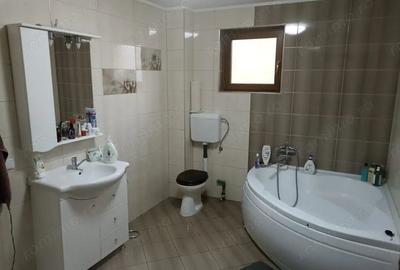Casă cu 6 camere cu Teren 650 Mp în Central