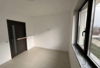 Casă cu 4 camere cu Teren 500 Mp în Central