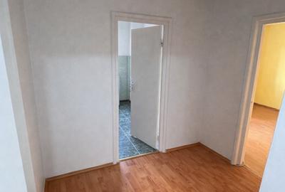 Apartament cu 3 camere semidecomandat în Simeria - 2