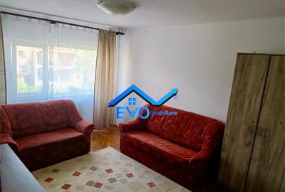Apartament cu 3 camere, 2 bai, decomandat, zona Hala Central