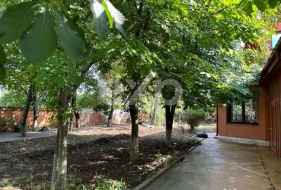 Casă cu 7 camere cu Canalizare în Central