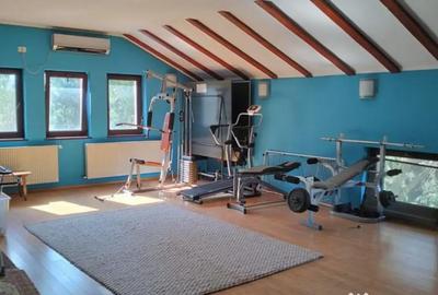 Casă cu 7 camere cu Teren 700 Mp în Central - 2