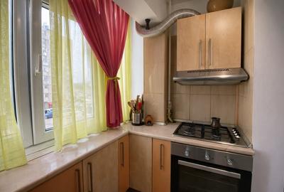 Apartament cu 3 camere decomandat, mobilat în Poarta 6 - 7