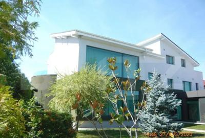 Casă cu 8 camere cu Teren 2300 Mp în Lunei - 2