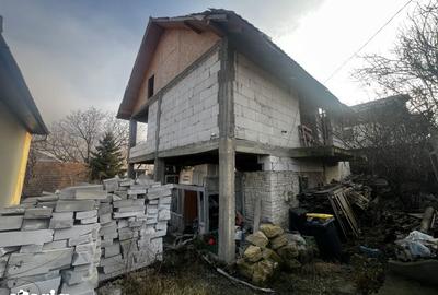 Casă cu 4 camere cu Teren 330 Mp în Central