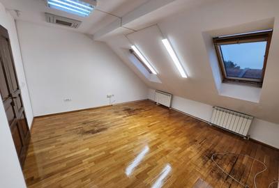 Închiriem birou 67 mp(et.1)-600€, 76 mp(mansarda inalta)- 450€ în zona centrala - 3