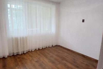 Apartament cu 3 camere semidecomandat în Vatra Luminoasă