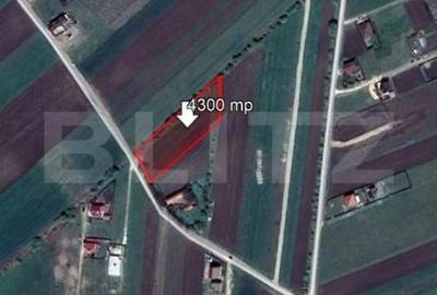 Teren de 4300 mp, în Stupini