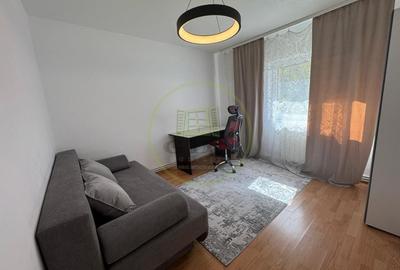 Apartament cu 3 camere decomandat, mobilat în Central