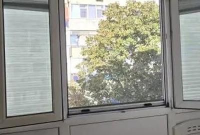 Apartament cu 3 camere semidecomandat, mobilat în Central