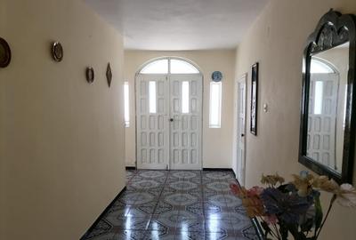 Casă cu 11 camere cu Canalizare în Central - 2