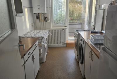 Se inchirieaza,in 7 Noiembrie,apartament cu 3 camere,etajul 1,mobilat si utilat. Se inchirieaza,in 7 Noiembrie,apartament cu 3 camere,etajul 1,mobilat si utilat. - 5