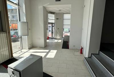 Spațiu comercial, de 230 mp, în Central - 3
