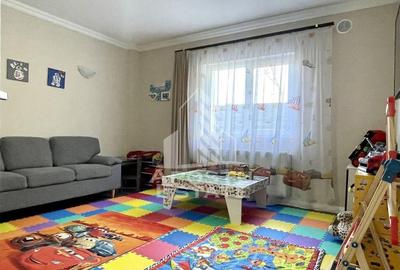 Casă cu 5 camere cu Teren 725 Mp în Dumbrăvița