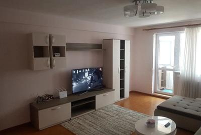 Apartament cu 3 camere decomandat în Roșu