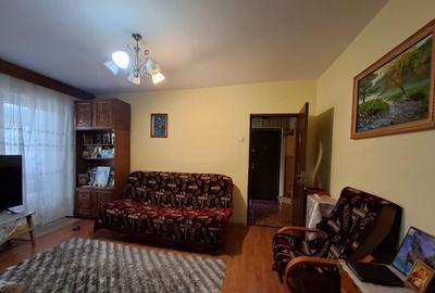 Zona Orizont - 3 camere semidecomandat/balcon/mobilat/centrala/ etaj 2 - 2