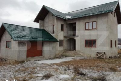 Casă cu 5 camere cu Teren 2500 Mp în Central - 2