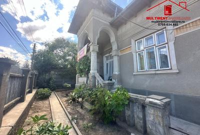 Casă cu 5 camere cu Teren 1500 Mp în Central