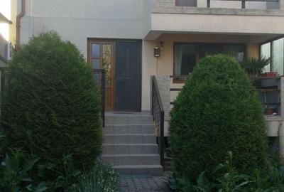 Casă cu 4 camere în Km 4 - 5