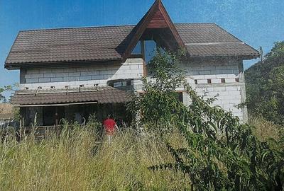 Casă cu 5 camere în Călușeri