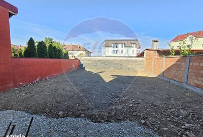 Casă cu 8 camere cu Teren 350 Mp în Central