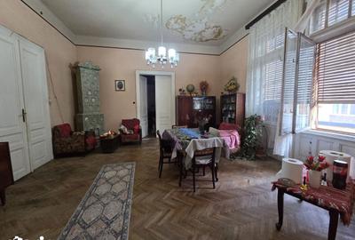 Apartament cu 4 camere în Central - 1