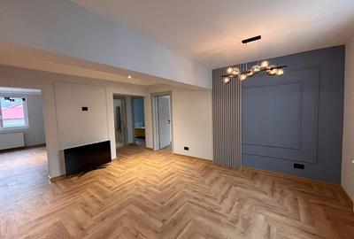 Apartament cu 3 camere decomandat, mobilat în Precista
