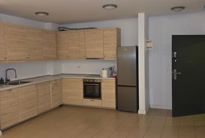 Apartament cu 3 camere semidecomandat în Sisești