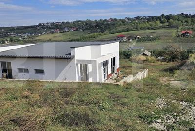 Casa la rosu, 4 camere, terasa mare cu vedere foarte frumoasa, zona Visan - 2