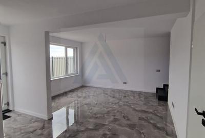 Duplex cu 5 camere cu Canalizare în Cristian - 1