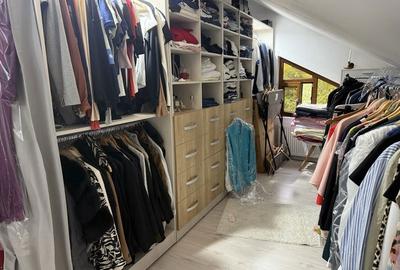 Casă cu 4 camere în Bujoreni