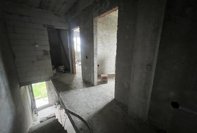 Duplex la gri 175 mp utili 58 mp demisol curte 180 mp  3 bai 3/4 dormitoare - 9