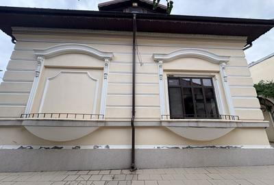 Casă cu 4 camere cu Teren 1000 Mp în Central - 2