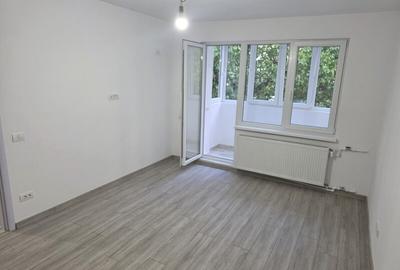 Garsonieră decomandată în Titan