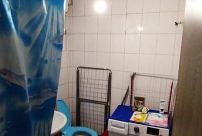 Apartament 4 camere, 2 bai. Blocul este din 1986 parter strada Soldat Croitoru V - 33