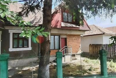 Casă cu 4 camere cu Teren 2038 Mp în Cujmir - 1