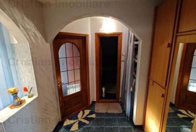 Super 2 cam conf 1 Decomandat 52 mp Radu Negru - Capatul lui - 2