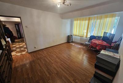 Apartament cu 3 camere semidecomandat, mobilat în Micro II - 15