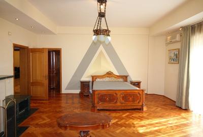 Casă individuală cu 8 camere cu Canalizare în Central - 4