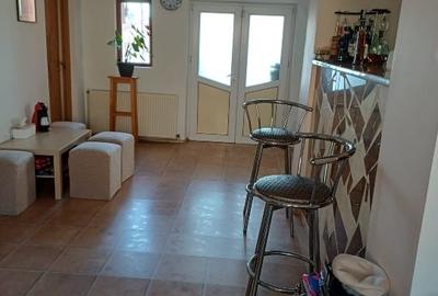 Casă individuală cu 5 camere cu Canalizare în Central - 2