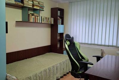 Apartament cu 3 camere semidecomandat în Central