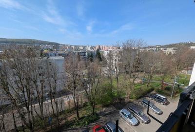 Apartament cu 3 camere decomandat în Tudor