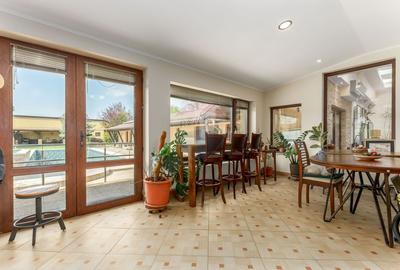 Vilă cu parc, piscină, jacuzzi și foișor, panouri fotovoltaice - 24