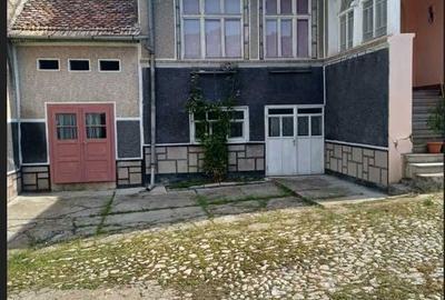 Casă cu 4 camere în Central - 1