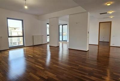 Apartament cu 4 camere semidecomandat, mobilat în Central