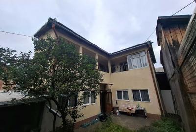 Casă cu 4 camere decomandat în Central - 1