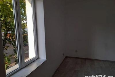 Casă cu 3 camere cu Canalizare în Central