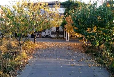 Închiriez casa la asfalt cu 1400m teren